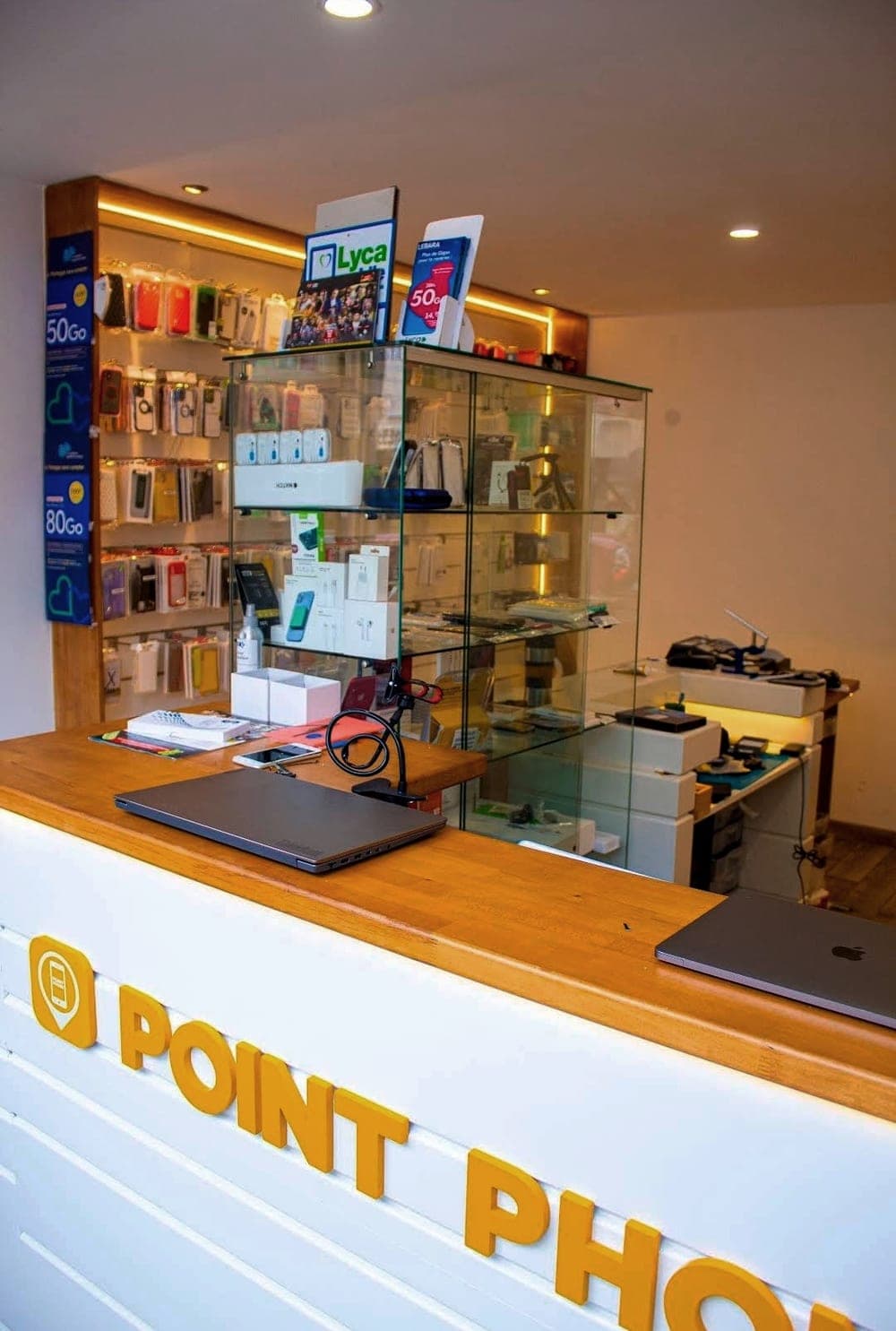 Intérieur de la boutique Point Phone Nancy : comptoir, vitrine d'accessoires et plan de travail
