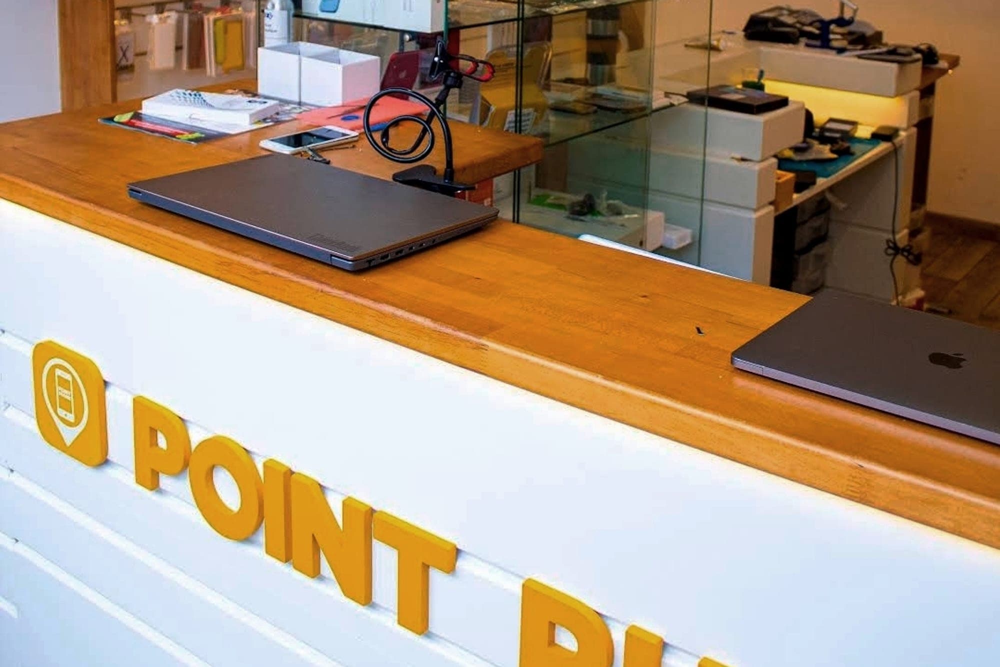 Comptoir Point Phone Nancy avec ordinateurs portables en cours de diagnostic