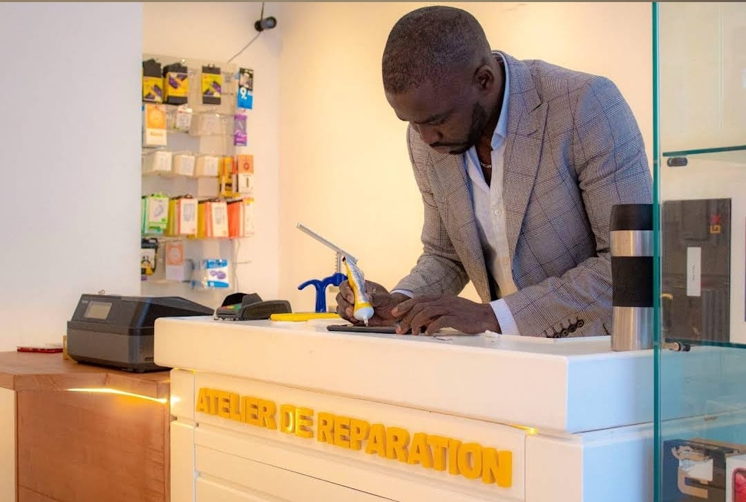 Technicien en cours de réparation au comptoir